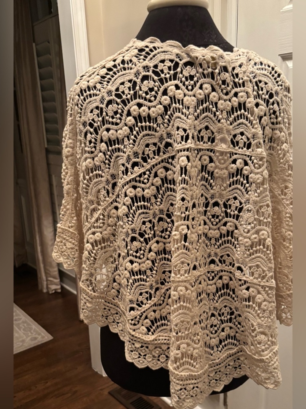 NWT HOUSE OF HARLOW 1960 WOMEN'S IVORY CROCHET TIE FRONT CAPE- ONE SIZE - Picture 3 of 5
